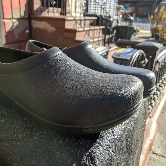 Crocs - Picture 14 of 16